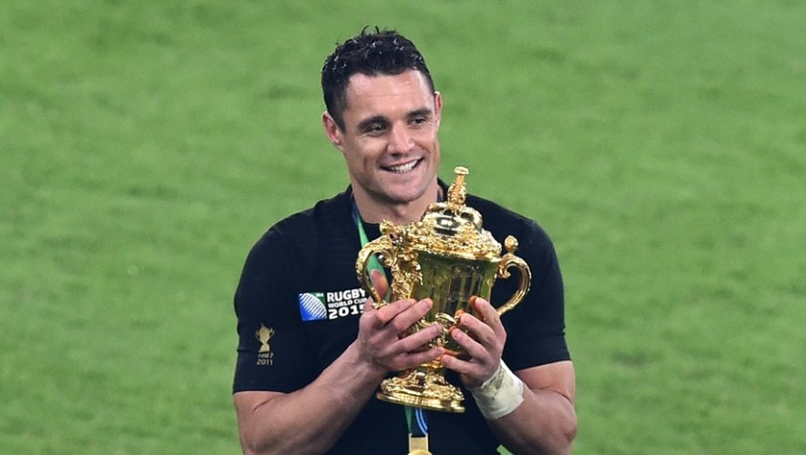 L'ouvreur néo-zélandais Dan Carter tient la coupe Webb Ellis à l'issue de la finale du mondial de rugby remportée par les All Blacks contre l'Australie, le 31 octobre 2015, au stade de Twickenham, dans le sud-ouest de Londres