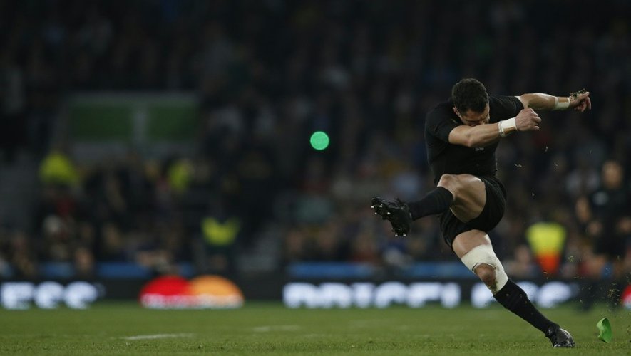 L'ouvreur néo-zélandais Dan Carter transforme le 2e essai marqué par les All Blacks lors de la finale du mondial de rugby, remportée par les Néo-Zélandais contre l'Australie le 31 octobre 2015 au stade de Twickenham à Londres
