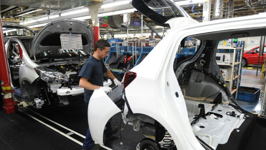 Un employé travaille dans l'usine Toyota à Onnaing, dans le nord de la France, le 30 juin 2015