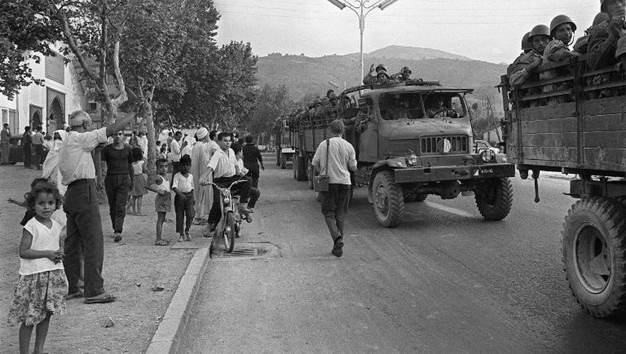 Après deux mois de luttes pour le pouvoir et de combats sanglants, les unités de l'ANP du colonel Houari Boumediène (c), qui poursuivent leur marche vers Alger, traversent la ville de Blida où elles reçoivent un accueil enthousiaste le 09 septembre 1962