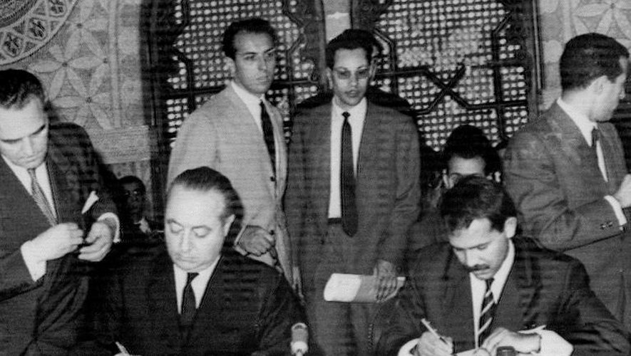 Le secrétaire d'Etat français aux Affaires algériennes, Jean de Broglie (g), et le ministre algérien des Affaires étrangères Abdelaziz Bouteflika signent, le 29 juillet 1965 à Alger, l'accord franco-algérien sur les hydrocarbures, clé de voûte de la coopération entre les deux pays
