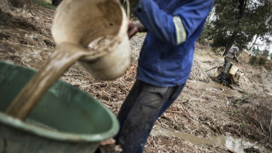Des mineurs illégaux, travaillent le 2 octobre 2015 à la mine de Grootvlei à Springs