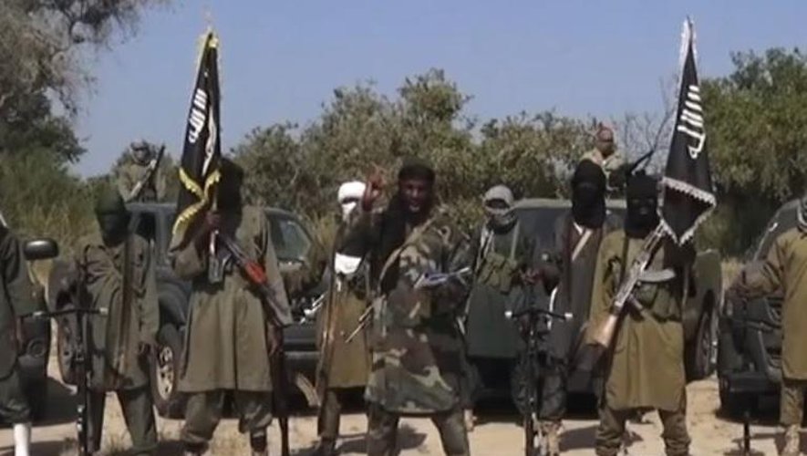 Image issue d'une vidéo de Boko Haram montrant le chef islamiste Abubakar Shekau (c) et d'autres combattants, le 31 octobre 2014