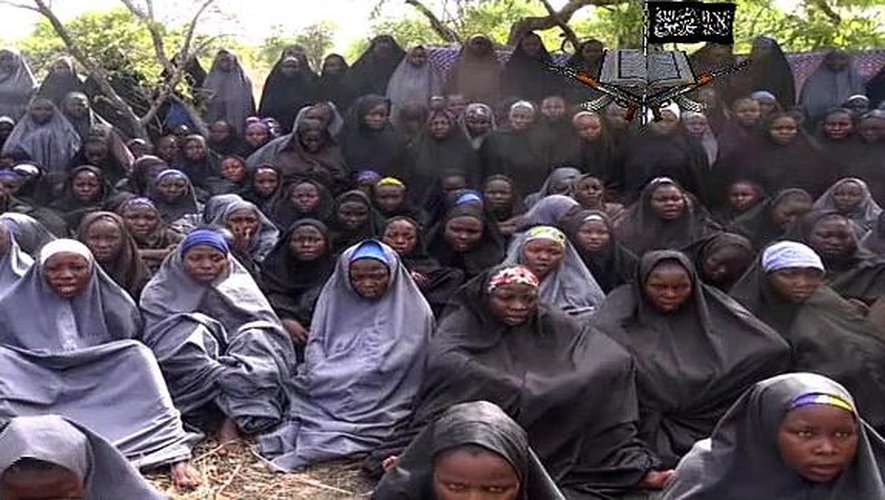Image d'une vidéo diffusée par le groupe islamiste Boko Haram montrant plusieurs jeunes filles enlevées au Nigéria, le 12 mai 2014