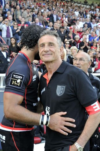 Guy Novès (d), alors entraîneur de Toulouse, à
la fin du match du Top 14 contre Oyonnax, le 30 mai 2015 au stade Ernest Wallon