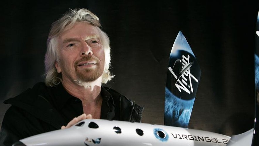 Richard Branson, fondateur de Virgin Galactic, présente une maquette de son vaisseau SpaceShipTwo, le 23 janvier 2008 à New York