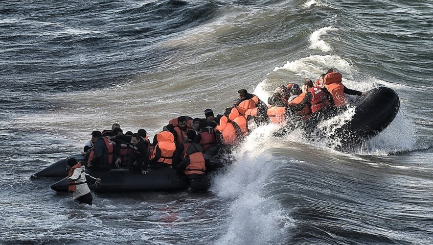 Des migrants à leur arrivée à bord d'un canot pneumatique, le 31 octobre 2015 sur l'île de Lesbos en Grèce