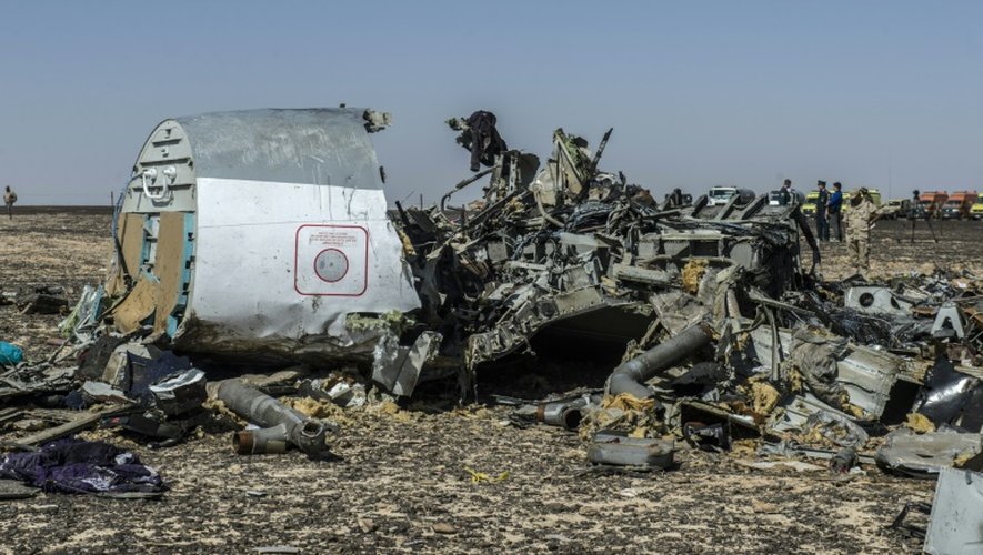 Des débris de l'A321 le 1er novembre 2015 dans la zone de Wadi al-Zolomat dans le Sinaï