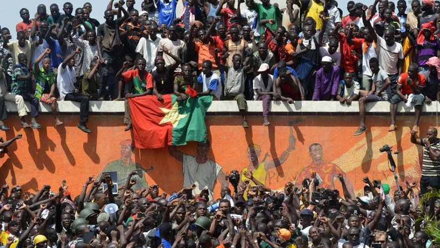 Des Burkinabè célèbrent la démission du président Blaise Compaoré, le 31 octobre 2014 à Ouagadogou
