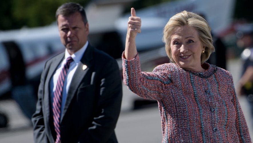 Hillary Clinton sur le point d'embarquer à l'aéroport de Westchester County le 15 septembre 2016 à White Plains