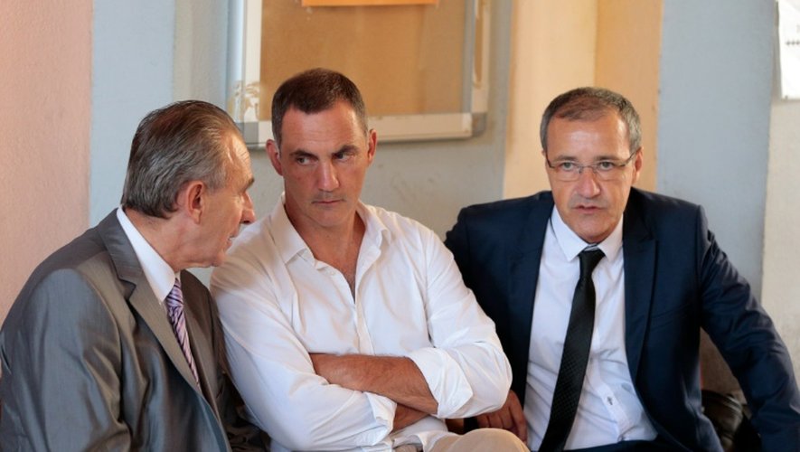 Le président de l'Assemblée de Corse Jean-Guy Talamoni (D) aux côtés de Gilles Siméoni, le président du Conseil exécutif de Corse (C) et du maire de Sisco, Ange Pierre Vivoni, avant le début de la première audience, le 18 août 2016, à Bastia