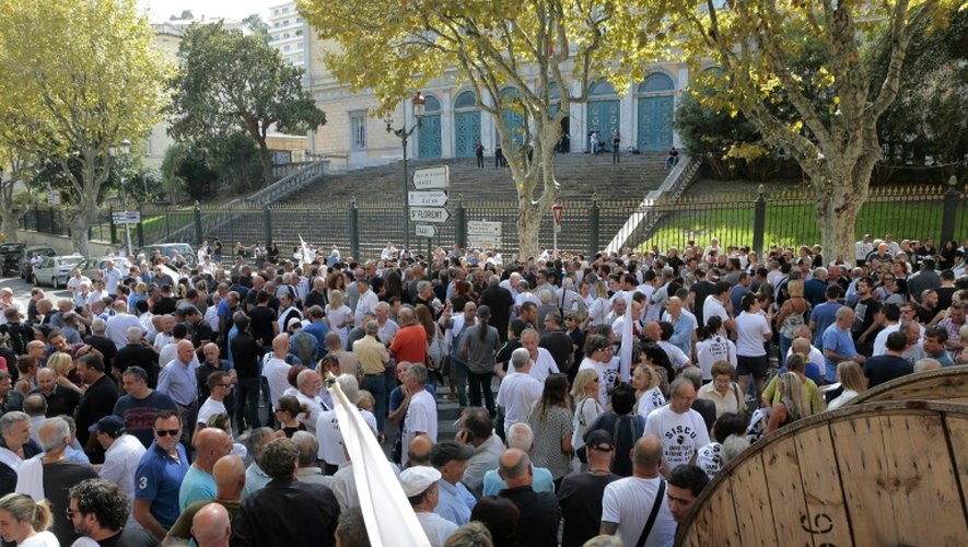 Plusieurs centaines de personnes sont rassemblées devant le tribunal de Bastia le 15 septembre 2016 pour soutenir deux habitants du village corse de Sisco avant leur procès pour une rixe le 13 août
