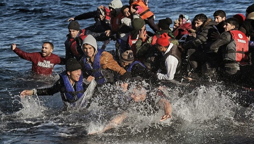 Des migrants venus de Turquie arrivent sur l'île grecque de Lesbos le 2 novembre 2015