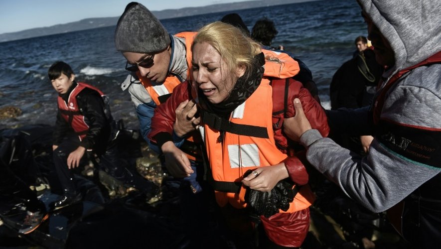 Des réfugiés et migrants arrivent sur l'ile grecque de Lesbos le 2 novembre 2015