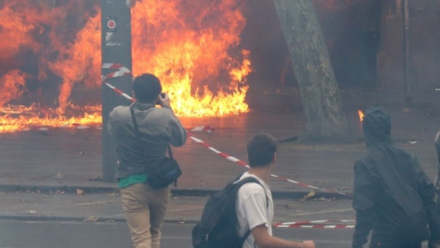 Un incendie pendant la manifestation contre la loi travail à Paris le 15 septembre 2016