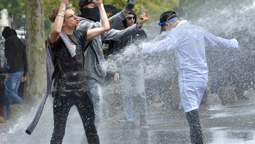 La police utilise des canons à eau contre des manifestants à Nantes le 15 septembre 2016