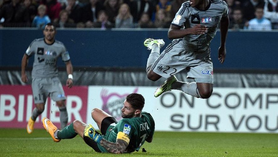 L'attaquant belge de l'OM Michy Batshuayi (d) lors d'un match de Coupe de la Ligue contre Rennes, le 29 octobre 2014 à Rennes