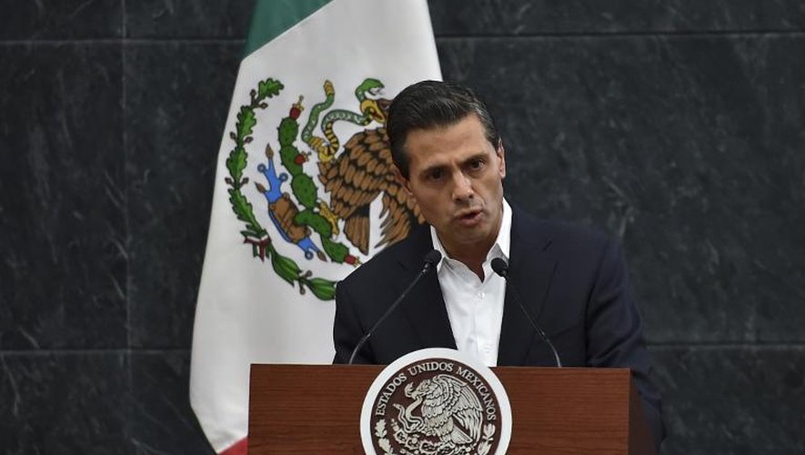 Le président mexicain Enrique Peña Nieto lors d'une conférence de presse à Mexico le 29 octobre 2014, après avoir reçu les parents des 43 étudiants disparus dans l'Etat de Guerrero