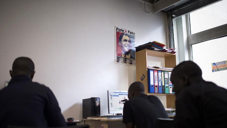 Des étudiants maliens sans domicile fixe utilisent les ordinateurs du local de la Fidl qui les accueille à Paris, le 31 octobre 2014