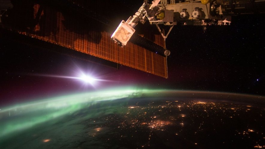 Photgraphie prise par l'astronaute Scott Kelly de la lumière verte de l'aurore vue depuis la Station spatiale internationale le 7 octobre 2015