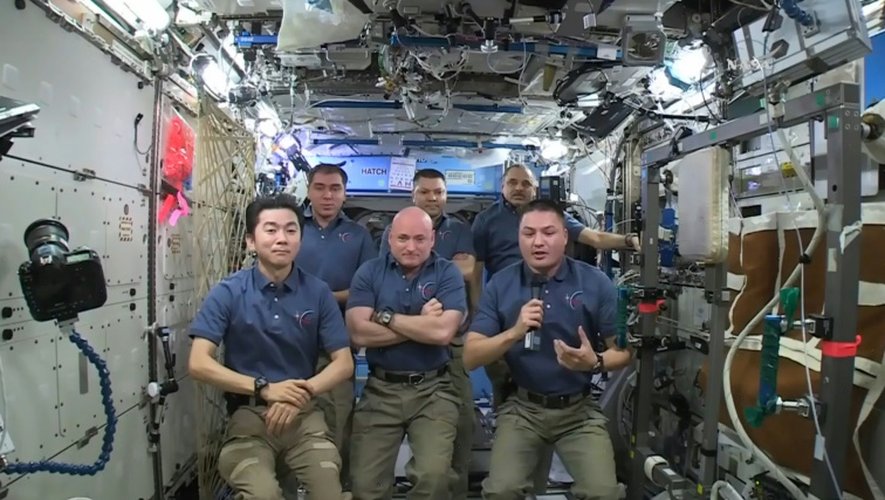 L'équipe actuellement à bord de la Station spatiale internationale fête les quinze ans de présence humaine à bord du laboratoire orbital, le 2 novembre 2015