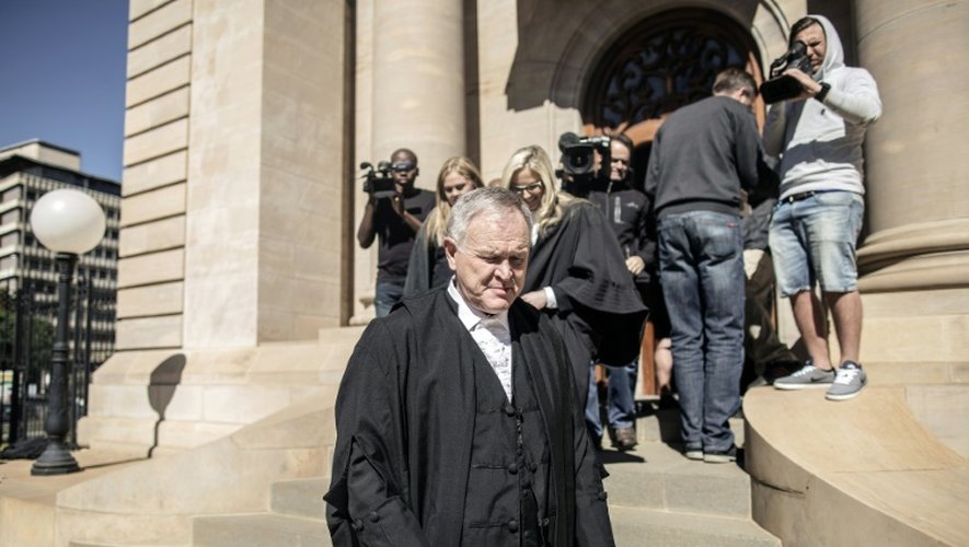 L'avocat d'Oscar Pistorius Barry Roux (c) devant la cour d'appel de Bloemfontein, en Afrique du Sud, le 3 novembre 2015