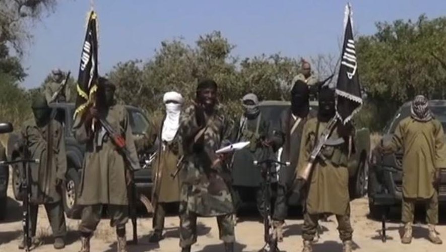 Image tirée d'une vidéo fournie le 31 octobre 2014 par Boko Haram montrant le leader du groupe islamiste Abubakar Shekau (c) faisant une déclaration