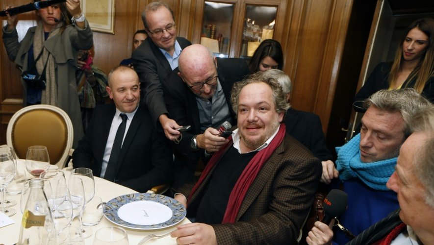 L'écrivain Mathias Enard (C) attablé au restaurant Drouant lors de la remise du prix Goncourt pour son roman "Boussole", à Paris le 3 novembre 2015