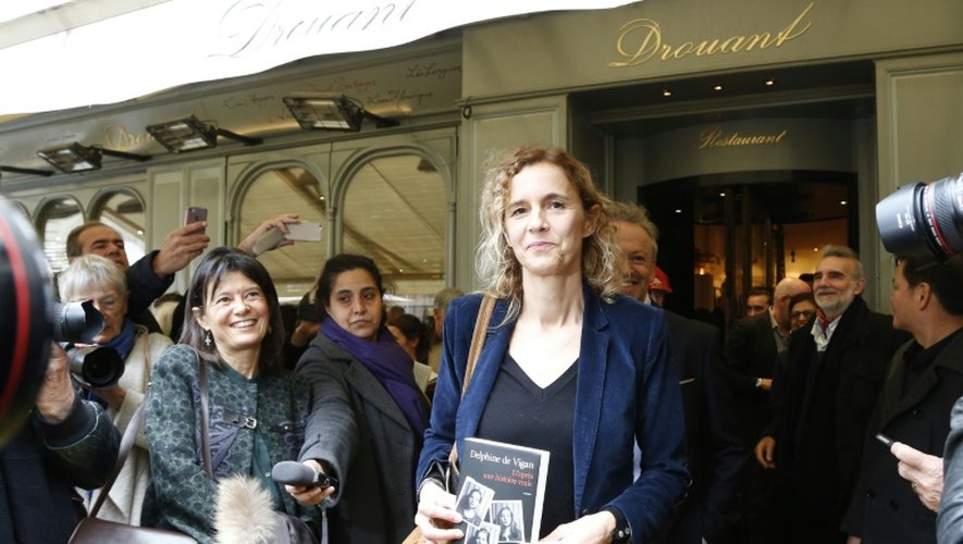 Delphine de Vigan, lauréate du prix renaudot avec "D'après une histoire vraie", pose devant le restaurant Drouant à Paris, le 3 novembre 2015