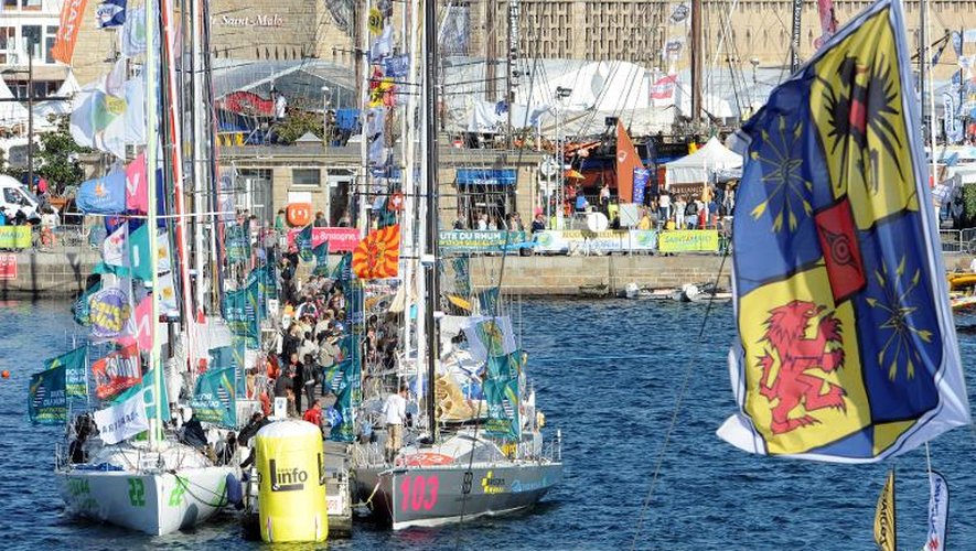 Des curieux se pressent sur les quais de Saint-Malo autour des bateaux engagés pour la Route du Rhum, le 31 octobre 2014, à deux jours du départ de la transatlantique