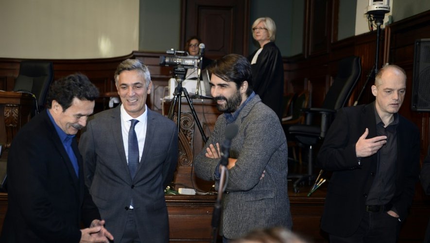Pascal Bonnefoy (2eG) entouré de Edwy Plenel, Fabrice Arfi et Fabrice Lhomme, le 3 novembre 2015 au tribunal à Bordeaux