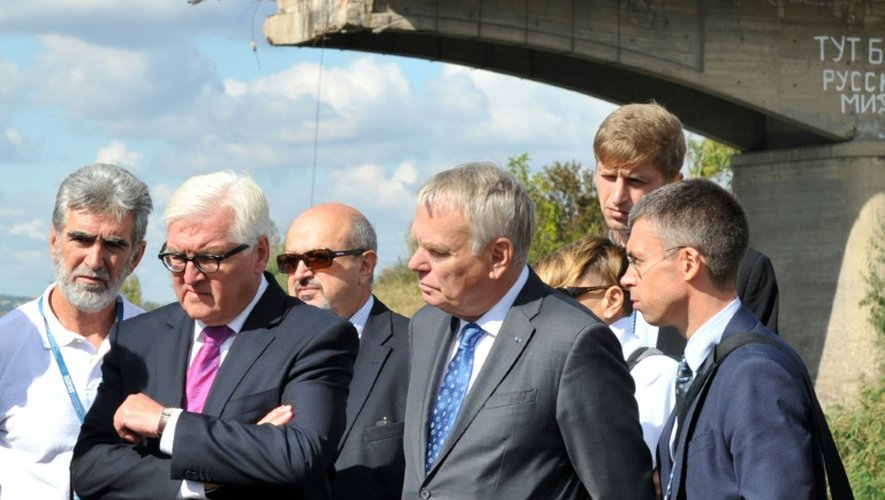 Les ministres des Affaires étrangères français et allemand, Jean-Marc Ayrault (d) et Frank-Walter Steinmeier, le 15 septembre 2016 à Slavyansk, dans la région de Donetsk, lors d'une visite dans l'Est de l'Ukraine