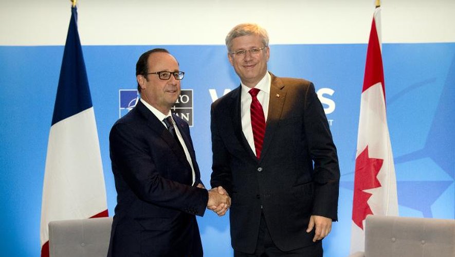 Le président français François Hollande et le Premier ministre canadien Stephen Harper, le 5 septembre 2014 à Newport, lors du sommet de l'Otan
