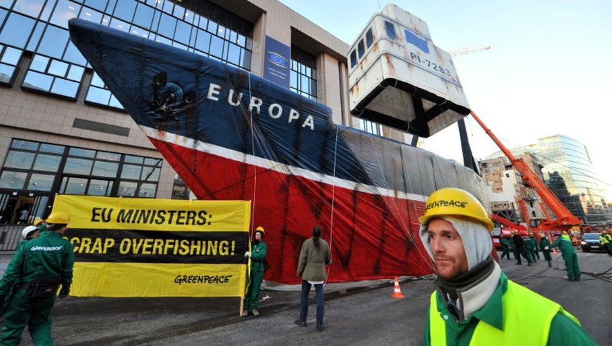 Des militants de Greenpeace dénoncent la pêche industrielle, le 13 décembre 2010, devant des locaux de l'Union européenne à Bruxelles