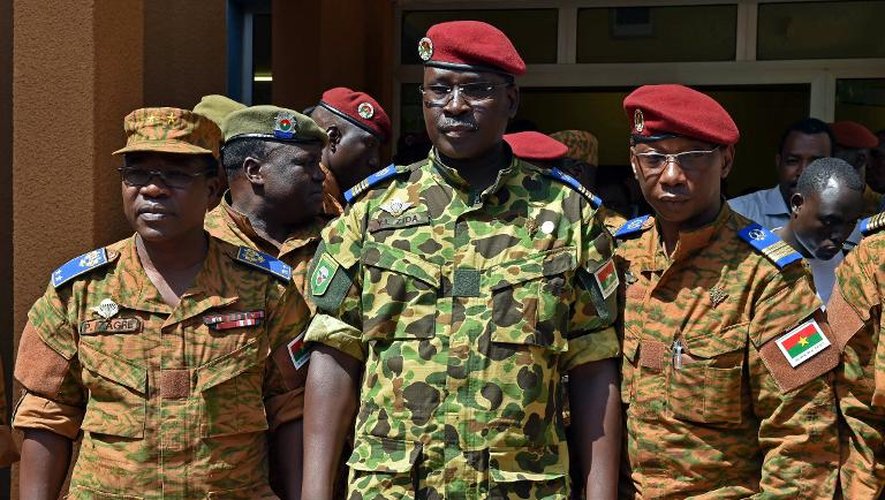 Le lieutenant-colonel Isaac Zida (c), nouvel homme fort du Burkina Faso, le 1er novembre 2014 à Ouagadougou