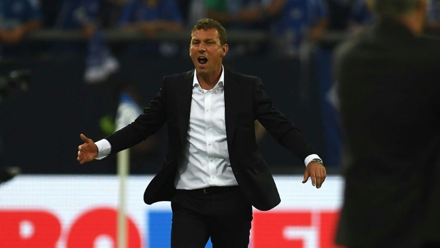 L'entraîneur de Schalke 04 Markus Weinzierl donne des consignes à son équipe contre le Bayern en Bundesliga, le 9 septembre 2016