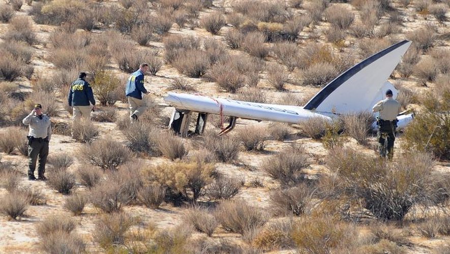 Des membres du Bureau national de la sécurité dans les transports (NTSB) autour de la queue du vaisseau SpaceShipTwo de Virgin Galactic qui s'est écrasé dans le désert californien, le 1er novembre 2014 près de Cantil