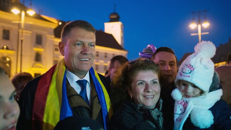 Klaus Iohannis (c), candidat de droite à la présidentielle roumaine, lors d'un meeting électoral, le 31 octobre 2014 à Sibiu