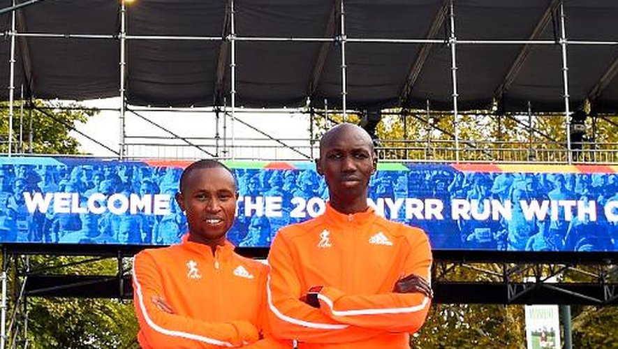 Les Kényans Geoffrey Mutai (g) et Wilson Kipsang, le 30 octobre 2014 à New York