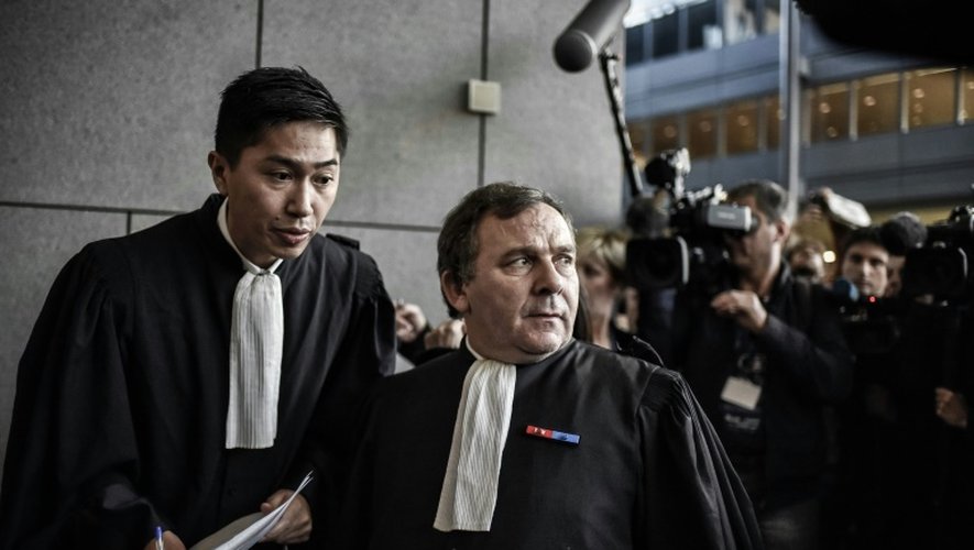 Les avocats des familles des victimes Kayana Manivong  et Francis Szpiner à leur arrivée le 2 novembre 2015 au tribunal à Grenoble