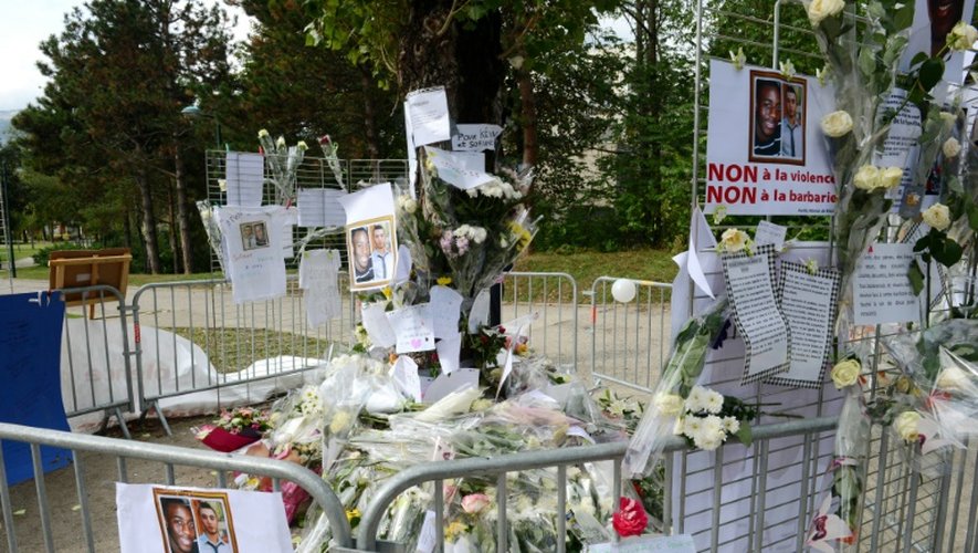 Des fleurs déposées le 28 septembre 2012 à Echirolles à l'endroit où Kevin et Sofiane ont été tués