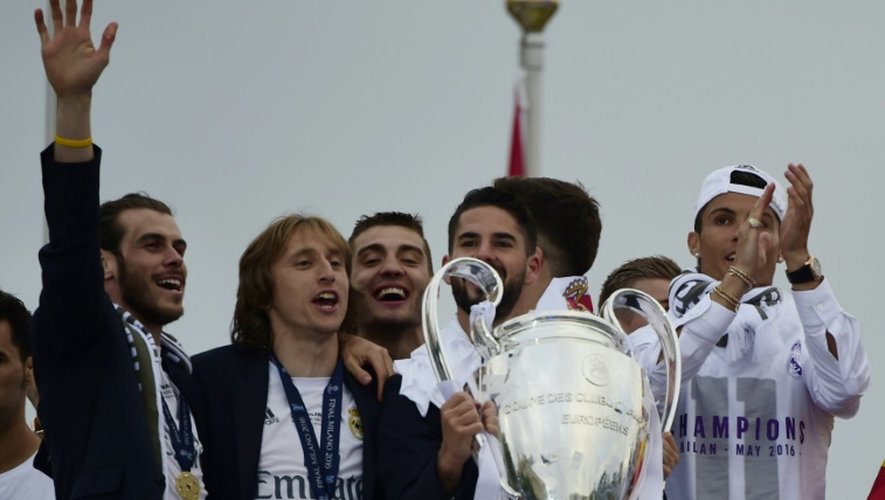 Les joueurs du Real Madrid Gareth Bale, Luka Modric et Cristiano Ronaldo, le 29 mai 2016 avec le trophée de la Ligue des champions