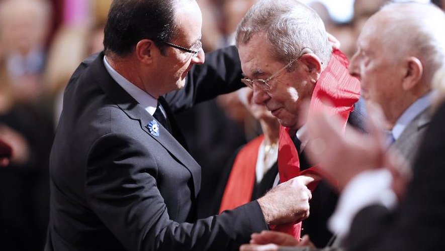 Le président François Hollande décore le journaliste et écrivain Pierre Daix de la Grand croix de la Légion d'honneur, le 11 novembre 2012 à l'Elysée à Paris