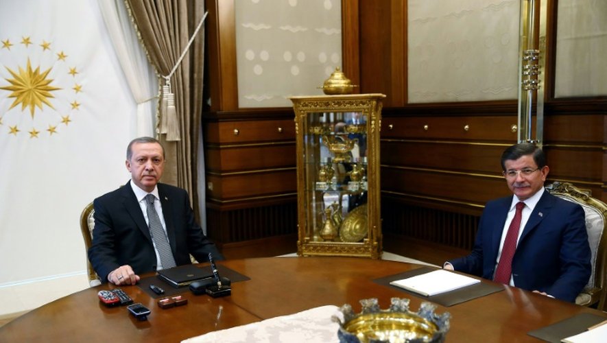 Photo publiée par la présidence turque montrant le président Recep Tayyip Erdogan (g) et son Premier ministre Ahmet Davutoglu au palais présidentiel à Ankara, le 3 novembre 2015
