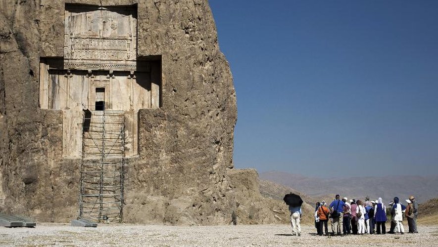 Des touristes allemands devant la tombe de l'empereur d'Achéménide, Darius Le Grand, à la nécropolis dde Nash-e-Rostam, près de Persépolis, le 26 septembre 2014 dans le sud de l'Iran