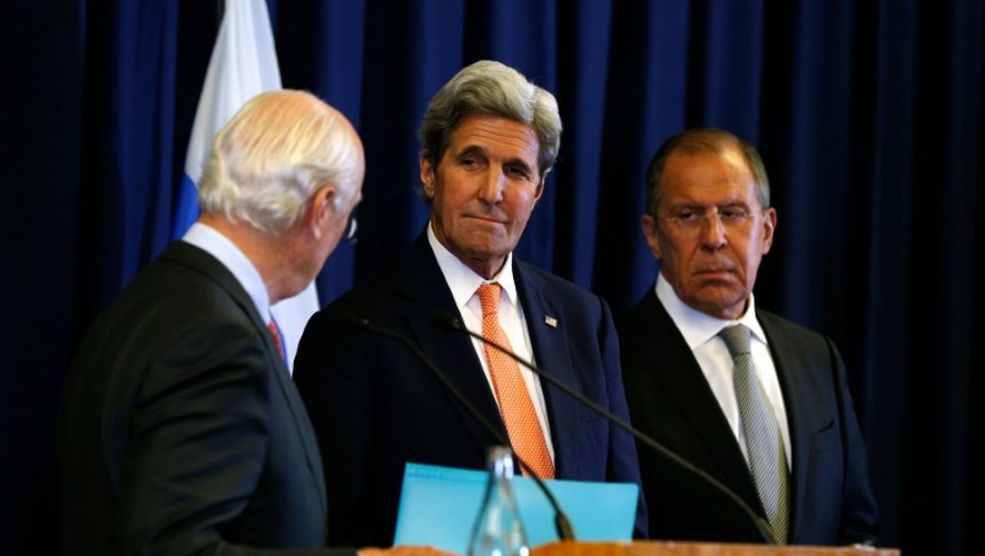 Le secrétaire d'Etat John Kerry lors d'une conférence de presse à l'issue d'une réunion avec son homologue russe Sergueï Lavrov (D) et l'envoyé spécial de l'Onu pour la Syrie Staffan de Mistura (de dos), à Genève le 9 septembre 2016