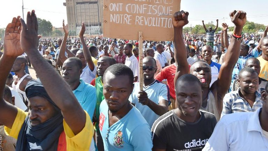 Des Burkinabè manifestent le 2 novembre 2014 à l'appel de l'opposition civile contre la prise du pouvoir par l'armée à Ouagadougou