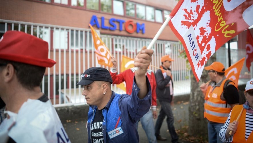 Des manifestants devant le bâtiment d'Alstom, le 15 septembre 2016, à Belfort