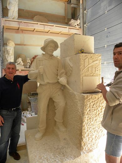 René Mouysset est très fier de la statue du bâtisseur sculptée par Nicolas Clerget.