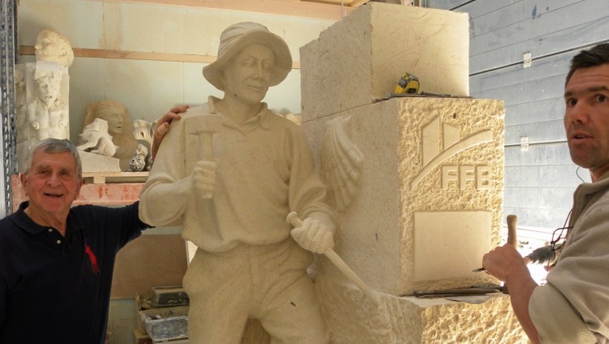 René Mouysset est très fier de la statue du bâtisseur sculptée par Nicolas Clerget.